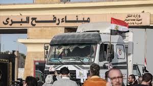   مصر تسير قافلة مساعدات ضخمة لقطاع غزة المنكوب
