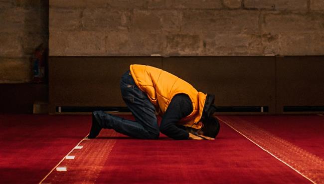 هل يجوز قضاء الصلاة الفائتة في أي وقت أم يشترط في وقتها؟