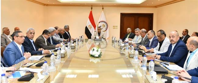 وزير الإنتاج الحربى يتابع موقف المشروعات الجارى تنفيذها