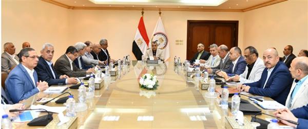 وزير الإنتاج الحربى يتابع موقف المشروعات الجارى تنفيذها