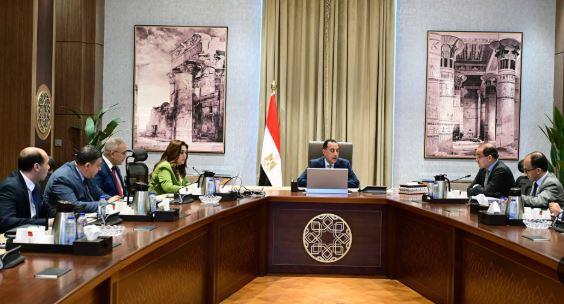 رئيس الوزراء يتابع عددا من الملفات المشتركة بين "التنمية المحلية" و"المالية"