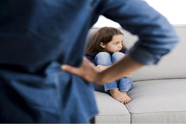 لا تحرم طفلك من الأمان.. خبراء يحذرون من عقاب الحرمان العاطفي