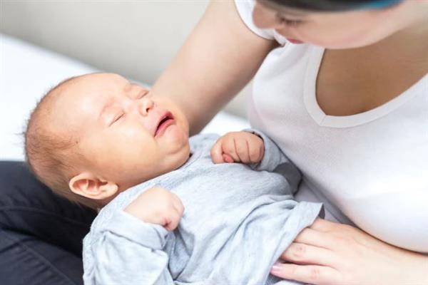 المغص عند الرضع.. بين الأسباب وطرق التهدئة الفعّالة