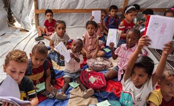   مراسل "القاهرة الإخبارية" يوضح كيف عاد أطفال غزة إلى الدراسة