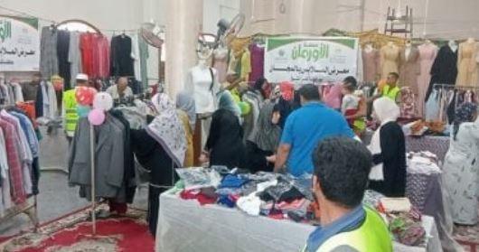 لمسة إنسانية.. توزيع ملابس مجانية على الأسر الفقيرة بالحامول