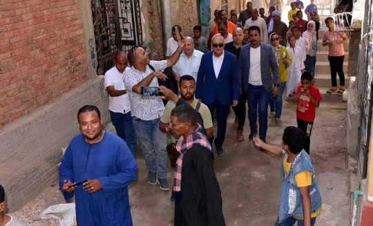 وعد المحافظ يتحقق.. طفل إسنا يسكن منزل الأحلام