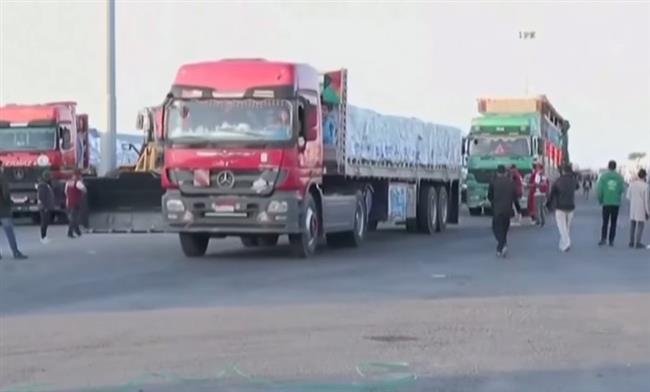 عوض الغنام: أكثر من 400 شاحنة مساعدات عبرت إلى غزة ضمن مبادرة "زاد العزة"