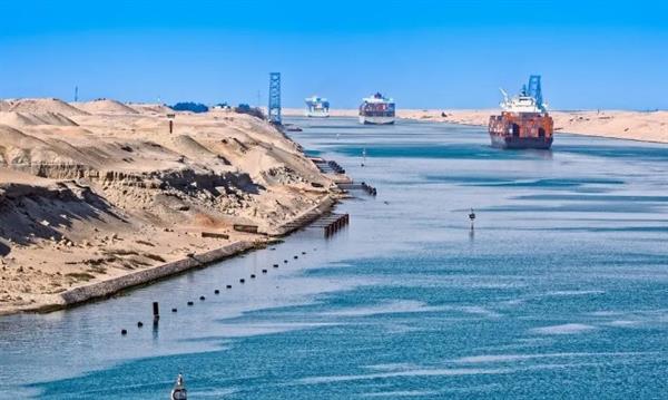 قناة السويس: نجاح إنقاذ جنوح ناقلة النفط "KOMANDER" في 30 دقيقة
