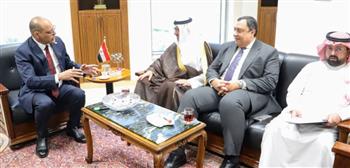   وزير العمل يلتقي السفير السعودي