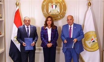   "منال عوض "تشهد توقيع عقد تقديم خدمات الجمع ونظافة الشوارع ببورسعيد