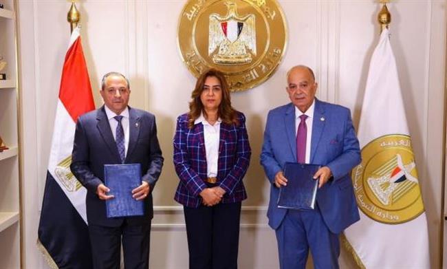 "منال عوض "تشهد توقيع عقد تقديم خدمات الجمع ونظافة الشوارع ببورسعيد