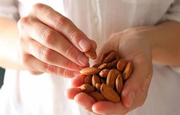 الإفراط في تناول اللوز قد يضر بصحتك