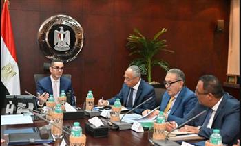   وزير الاستثمار يعقد لقاءً موسعًا مع رئيس الاتحاد العام للغرف التجارية