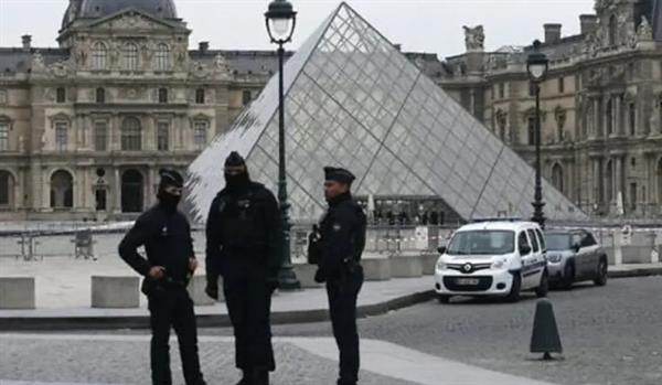 السلطات الفرنسية: اعتقال شخصين اعترفا جزئيًا بتورطهما في سرقة متحف اللوفر