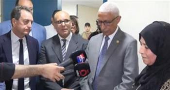   السفير الفرنسي بالقاهرة يزور مصابي غزة بالعريش ويشيد بشجاعة سيدة فلسطينية