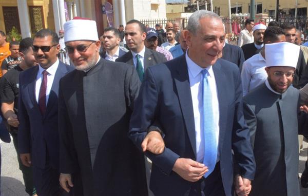 وزير الأوقاف ومحافظ الغربية والمفتي يؤدون صلاة الجمعة بالمسجد الأحمدي
