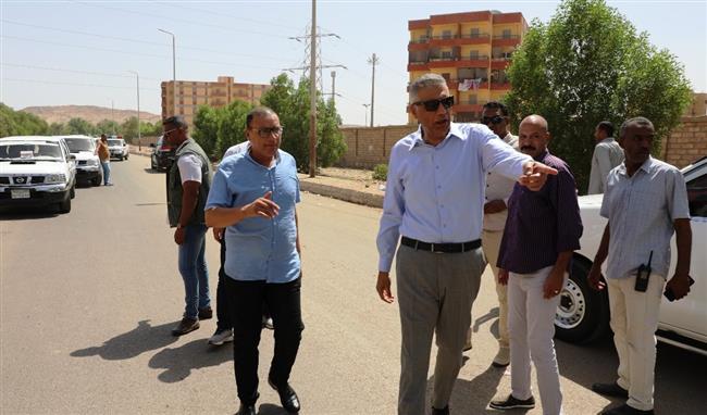 محافظ أسوان يتفقد أعمال تطوير ورصف طريق "كيما / السماد"