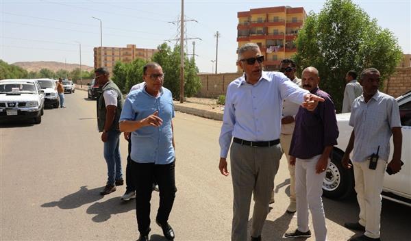 محافظ أسوان يتفقد أعمال تطوير ورصف طريق "كيما / السماد"