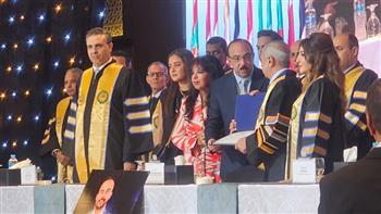 في لفتة إنسانية راقية.. رئيس الأكاديمية العربية يكرّم والد أحد طلاب الأكاديمية الراحل