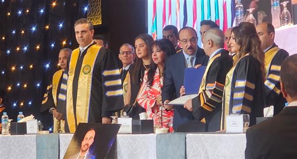 رئيس الأكاديمية العربية يكرّم والد أحد طلابها الراحل في لفتة إنسانية