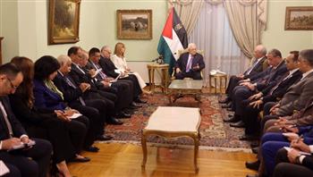   الرئيس الفلسطيني يلتقي رؤساء تحرير وكبار الكتّاب والصحفيين المصريين
