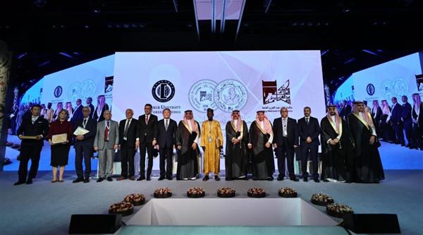 رئيس جامعة أسيوط يهنئ أستاذ بكلية التربية لفوزه بجائزة الملك عبد الله بن عبد العزيز العالمية للترجمة