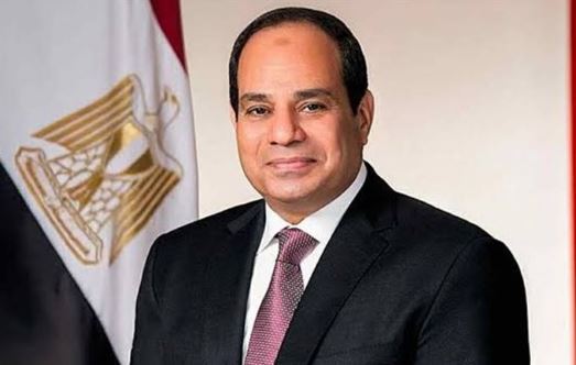 الرئيس السيسي يضع إكليلا من الزهور على قبر الجندي المجهول