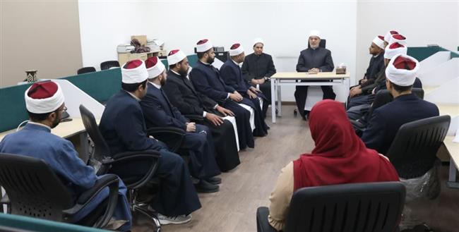 المفتي يتفقد الإدارة العامة للفتوى الإلكترونية بدار الإفتاء