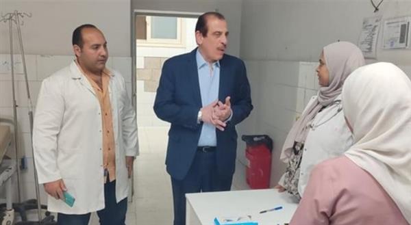 جولة مفاجئة لنائب وزير الصحة بمستشفى أم المصريين.. وقرارات باستبعاد المدير ونائبه بسبب التقصير