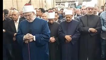   شيخ الأزهر في مقدمة المشيعين لجنازة الدكتور أحمد عمر هاشم