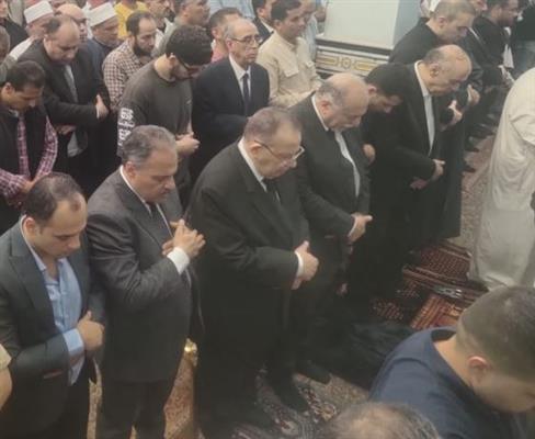 المحافظ وقيادات الشرقية يؤدون صلاة الجنازة على الدكتور أحمد عمر هاشم