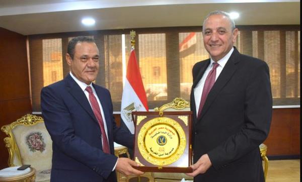 مدير أمن الغربية يهدي درعًا لمحافظ الغربية بمناسبة العيد القومي للمحافظة