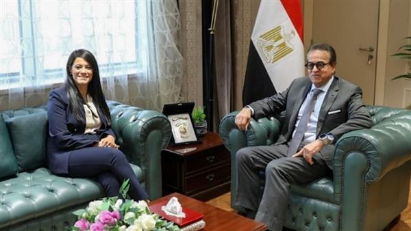 وزير الصحة يناقش مع وزيرة والتخطيط معدلات الإنجاز بملف الاستثمارات