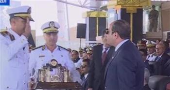   رئيس أكاديمية الشرطة يهدي الرئيس السيسي مجسمًا تذكاريًا يُجسد الرموز الوطنية