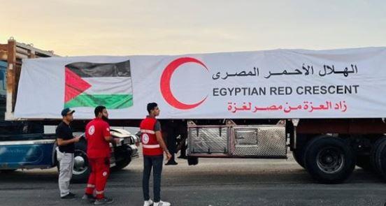 الهلال الأحمر يرسل قافلة "زاد العزة" الـ46 إلى غزة بـ150 ألف سلة غذائية