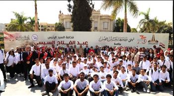   رئيس جامعة عين شمس يشهد افتتاح معرض "يد تبني ويد تحمل السلاح"