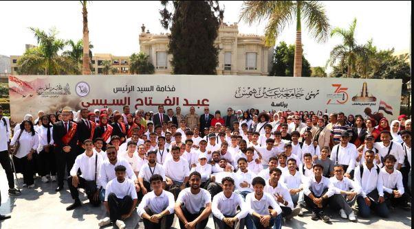 رئيس جامعة عين شمس يشهد افتتاح معرض "يد تبني ويد تحمل السلاح"