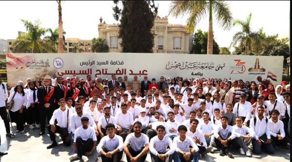 رئيس جامعة عين شمس يشهد افتتاح معرض "يد تبني ويد تحمل السلاح"