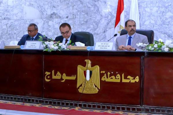 محافظ سوهاج يشدد على متابعة ملفات التصالح والتقنين وإزالة التعديات