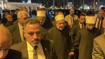   شيخ الأزهر يؤدي واجب العزاء في وفاة الدكتور أحمد عمر هاشم.. ويواسي أسرته