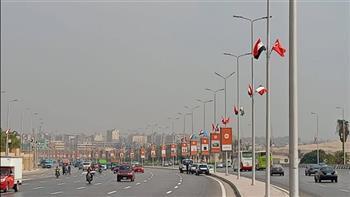 تعليق الأعلام ولافتات الترحيب بضيوف مصر بالطرق المؤدية إلى المتحف المصري الكبير