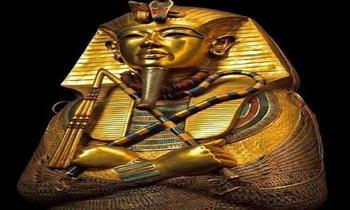 مدير « المتحف المصري الكبير »: تحديات كبيرة في ترميم الأخشاب والبرديات ومجموعة توت عنخ آمون