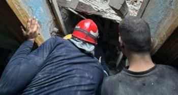   إنقاذ مسن بحادث انهيار جزئى لعقار فى روض الفرج.. صور