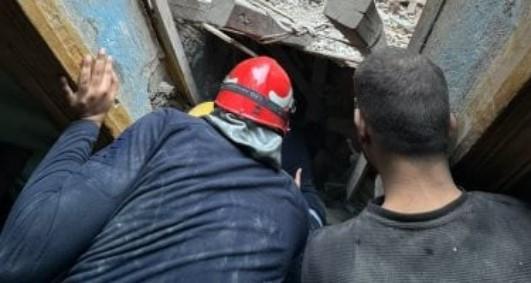 إنقاذ مسن بحادث انهيار جزئى لعقار فى روض الفرج.. صور