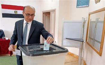   رئيس جامعة دمنهور يُدلي بصوته في انتخابات مجلس النواب 2025