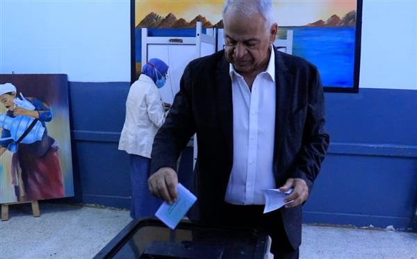 رئيس نادي سموحة يدلي بصوته في انتخابات مجلس النواب