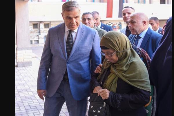 محافظ الإسكندرية يتفقد سير العملية الانتخابية عقب الإدلاء بصوته في انتخابات النواب