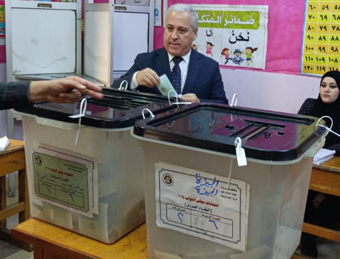 رئيس الهيئة الوطنية للصحافة يدلي بصوته في انتخابات النواب بالجيزة
