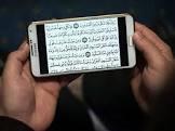 هل قراءة القرآن من الهاتف أقل ثوابًا من المصحف؟