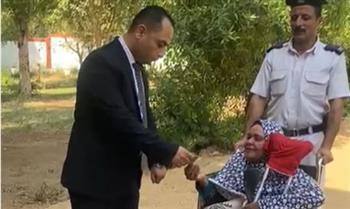 القاضي والإنسانية.. مساعدة مسنة للإدلاء بصوتها بمجلس النواب